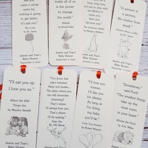 Pu&ograve; includere: Otto segnalibri rettangolari in carta bianca con nastri arancioni, ognuno con una citazione letteraria unica, una piccola illustrazione in bianco e nero e il testo 'Jasmin and Trae's Baby Shower September 5, 2020' stampato in fondo.