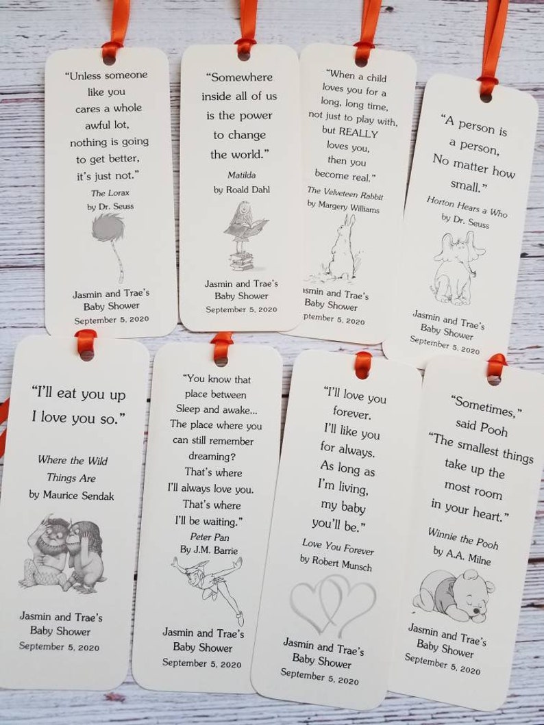 Pu&ograve; includere: Otto segnalibri rettangolari in carta bianca con nastri arancioni, ognuno con una citazione letteraria unica, una piccola illustrazione in bianco e nero e il testo 'Jasmin and Trae's Baby Shower September 5, 2020' stampato in fondo.