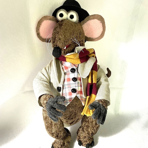 PDF-Schnittmuster „Weihnachtslied-Ratte“, 43 cm groß, bewegliche Ratte, komplett modelliert. Enthält Schnittmuster für Kleidung, Schal und Hut.