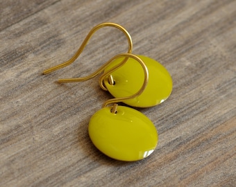 fines petites boucles d'oreilles en émail en or olive