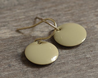 petites boucles d'oreilles fines en émail couleur or taupe