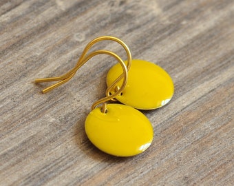 pequeños pendientes finos de esmalte en color oro amarillo