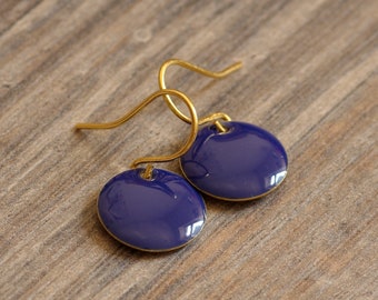 Pendientes finos pequeños de esmalte en color oro azul.