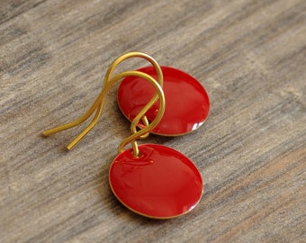 pequeños pendientes finos de esmalte en color oro rojo