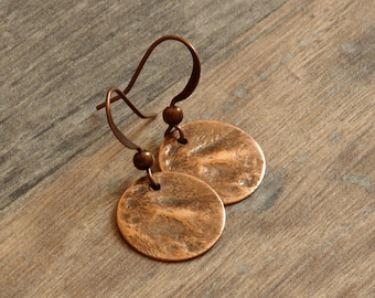 fine small earrings structured in copper