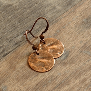 fine small earrings structured in copper