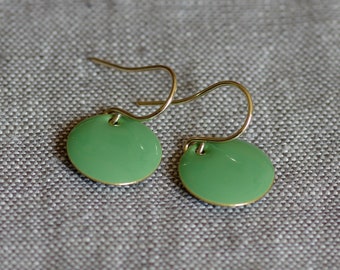 Pendientes finos pequeños de esmalte en color oro verde jade.