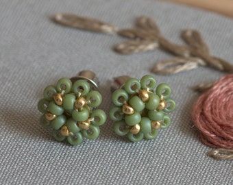 Clous Fleur de perles de verre Vert, boucles d’oreilles minuscules