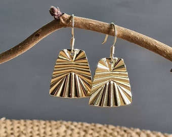 pendientes dorados al estilo Art Deco en forma trapezoidal