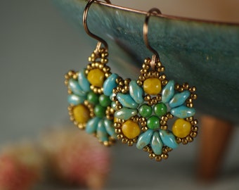 pendientes florales hechos de cuentas de vidrio Boho hechos a mano en bronce vintage amarillo mostaza turquesa menta, pendientes de flores de hibisco tropical