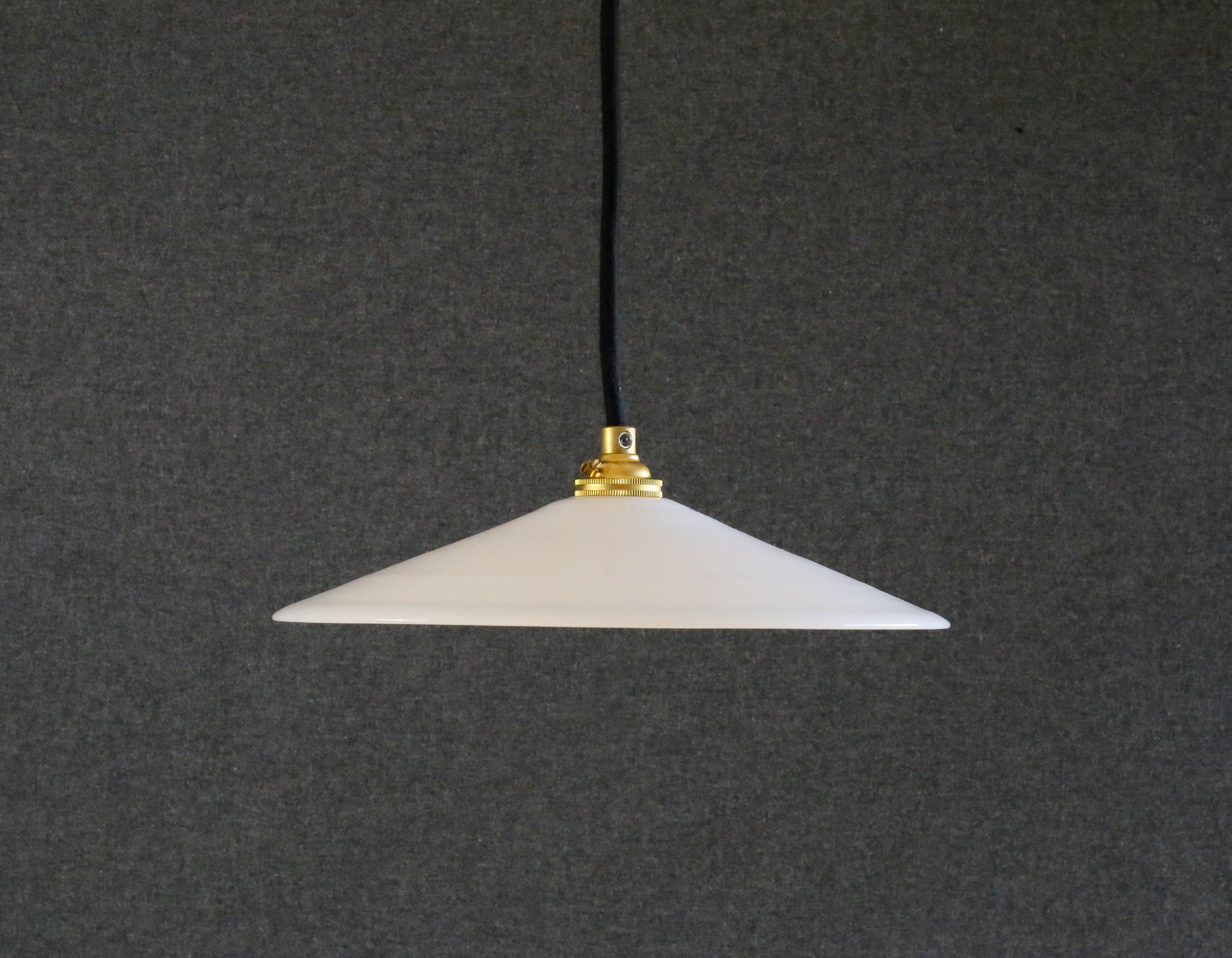 Paire de lampes Art Déco moderniste en opaline - Blanc Noir Céladon