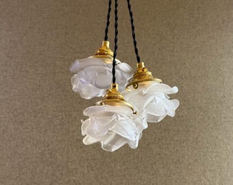 Set di tre lampade a sospensione francesi antiche in vetro opalescente, modello Art Déco con decorazioni floreali.