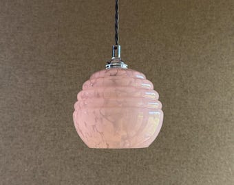 Lampadario francese antico in vetro rosa Clichy, lampada a sospensione francese - circa 1950