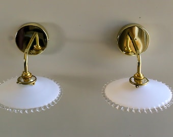 Ein Set aus 2 antiken französischen Wandleuchten aus weißem Glas, französische Wandlampen - opalweiße Lichter - neue Halterung und Fassung aus Messing