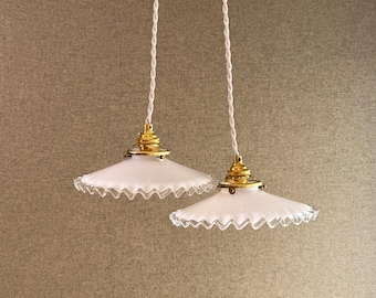 Una lámpara de techo francesa antigua de cristal blanco plegado - modelo pequeño - lámparas colgantes francesas