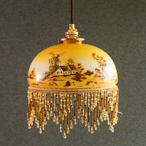 Antica lampada da soffitto francese dipinta in vetro giallo e marrone, lampada a sospensione francese - circa 1930 - raffigurante una fattoria in campagna