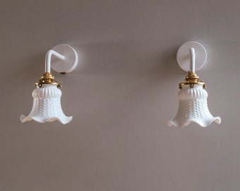 Satz von 2 antiken französischen Wandleuchten aus weiß lackiertem Glas, Wandlampen – tulpenweiße Lichter – neuer Messinghalter und Fassung