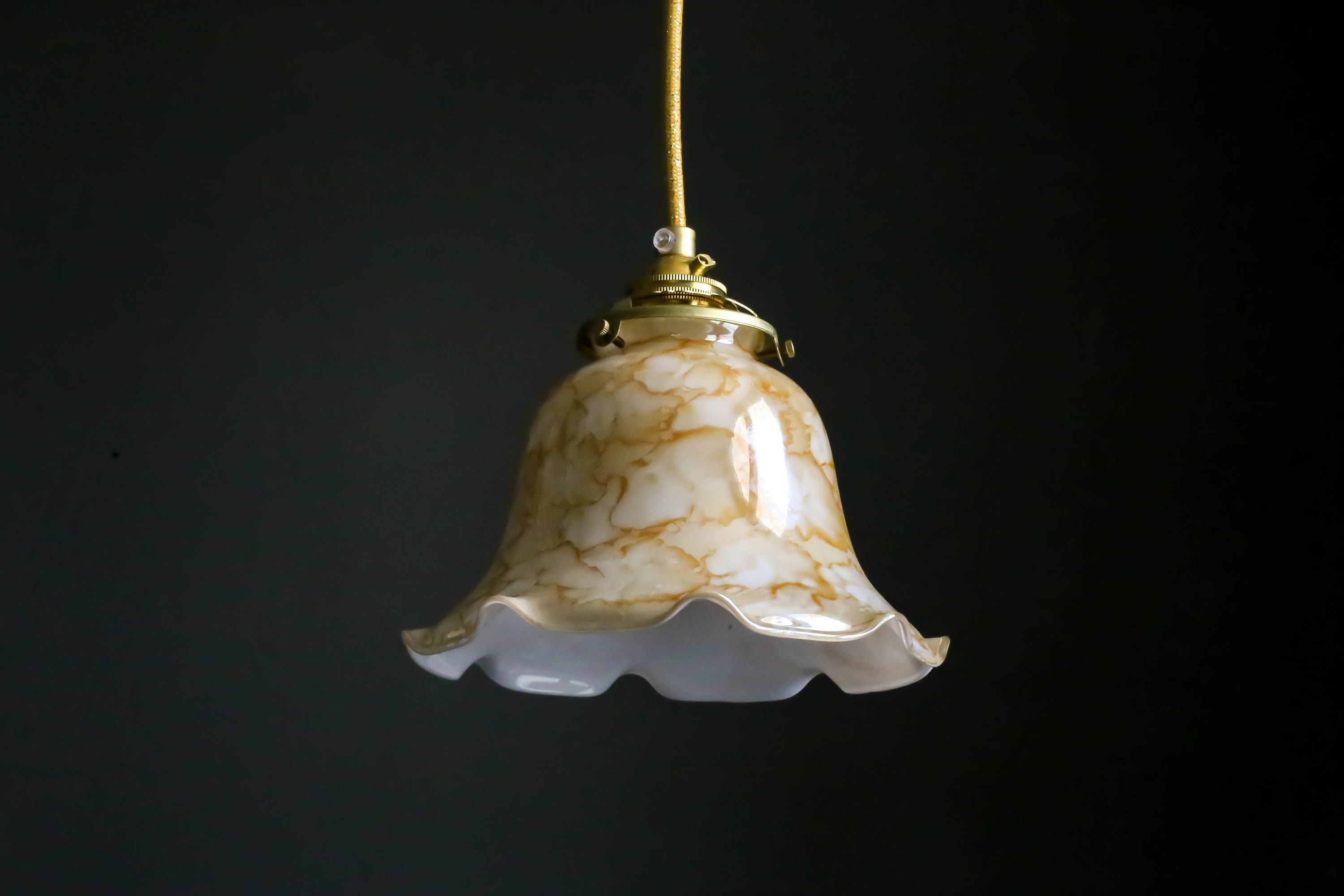 Antike französische Deckenleuchte in hellgelbem Glas | Etsy