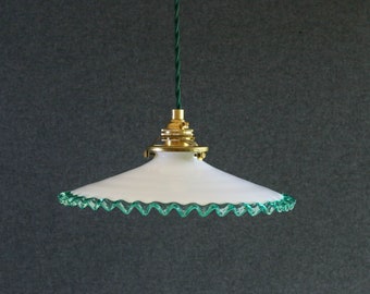 antieke franse plafondlamp in opaline wit glas met groen net, franse hanglamp - art deco design