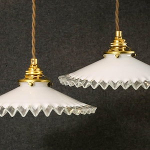 Conjunto de 2 luminárias de teto francesas antigas em vidro branco dobrado, luminárias pendentes francesas - luzes opalescentes - suporte e soquete de latão novos.