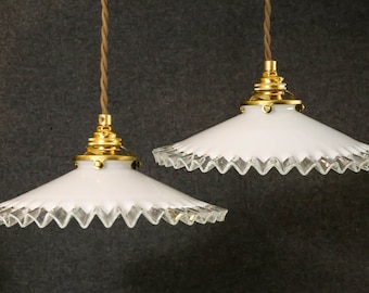 Ein Set aus 2 antiken französischen Deckenleuchten aus weißem gefaltetem Glas, französische Pendellampen - Opalglas - neue Halterung und Fassung aus Messing
