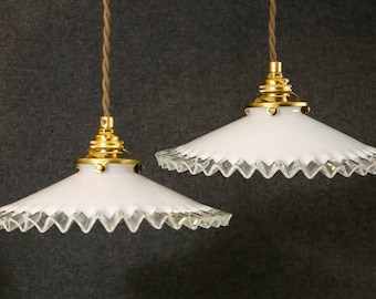 Un set di 2 antiche plafoniere francesi in vetro piegato bianco, lampade a sospensione francesi - luci opaline - nuovo supporto e portalampada in ottone