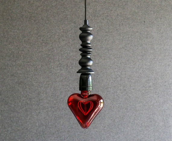Suspension ancienne en bois peint avec douille en ceramique noire - livrée avec son ampoule coeur rouge 230w