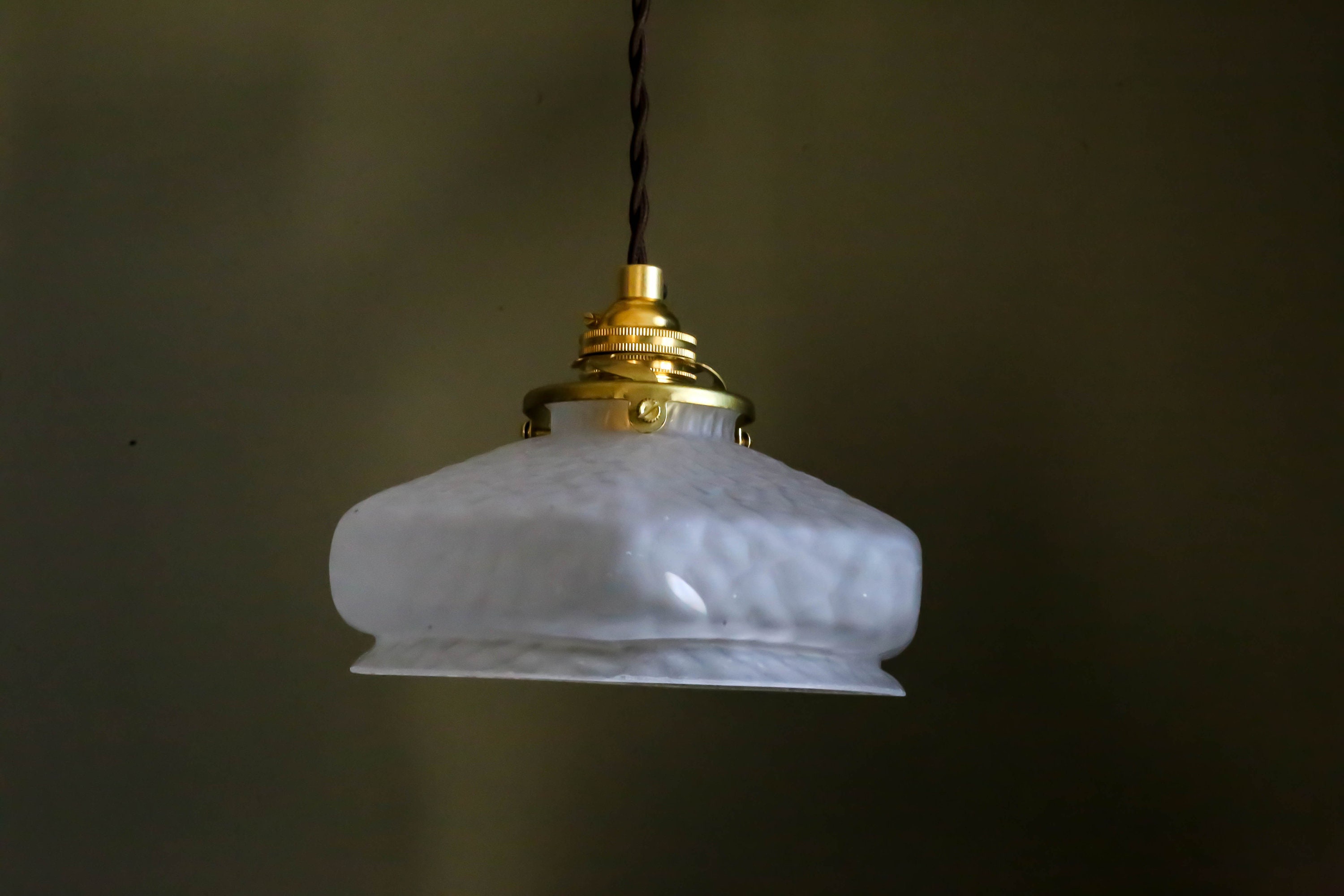 Antike französische Deckenleuchte aus transluziertem Glas | Etsy