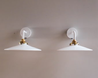 Ein Set aus 2 antiken französischen Wandleuchten aus weißem Glas, französische Wandlampen - opalweiße Lichter - neue Halterung und Fassung aus Messing