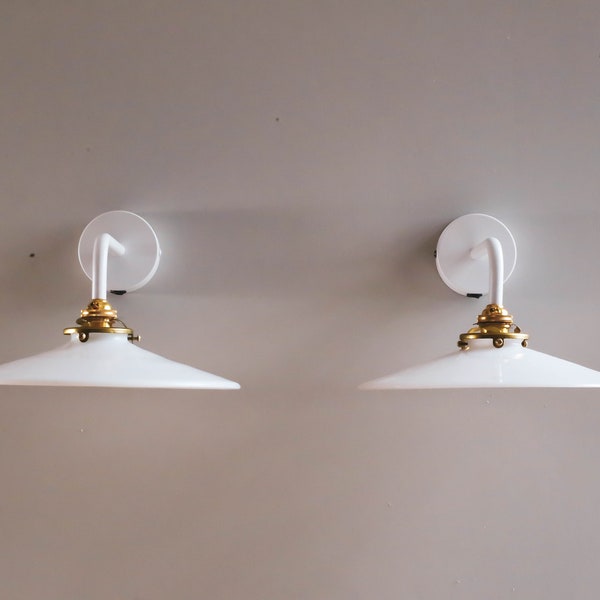 Un set di 2 antiche applique francesi a parete in vetro bianco, lampade da parete francesi - luci bianche opaline - nuovo supporto e presa in ottone