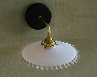 Aplique de pared francés antiguo de cristal blanco opalino, lámpara de pared - soporte de latón nuevo, roseta de madera negra y casquillo de latón