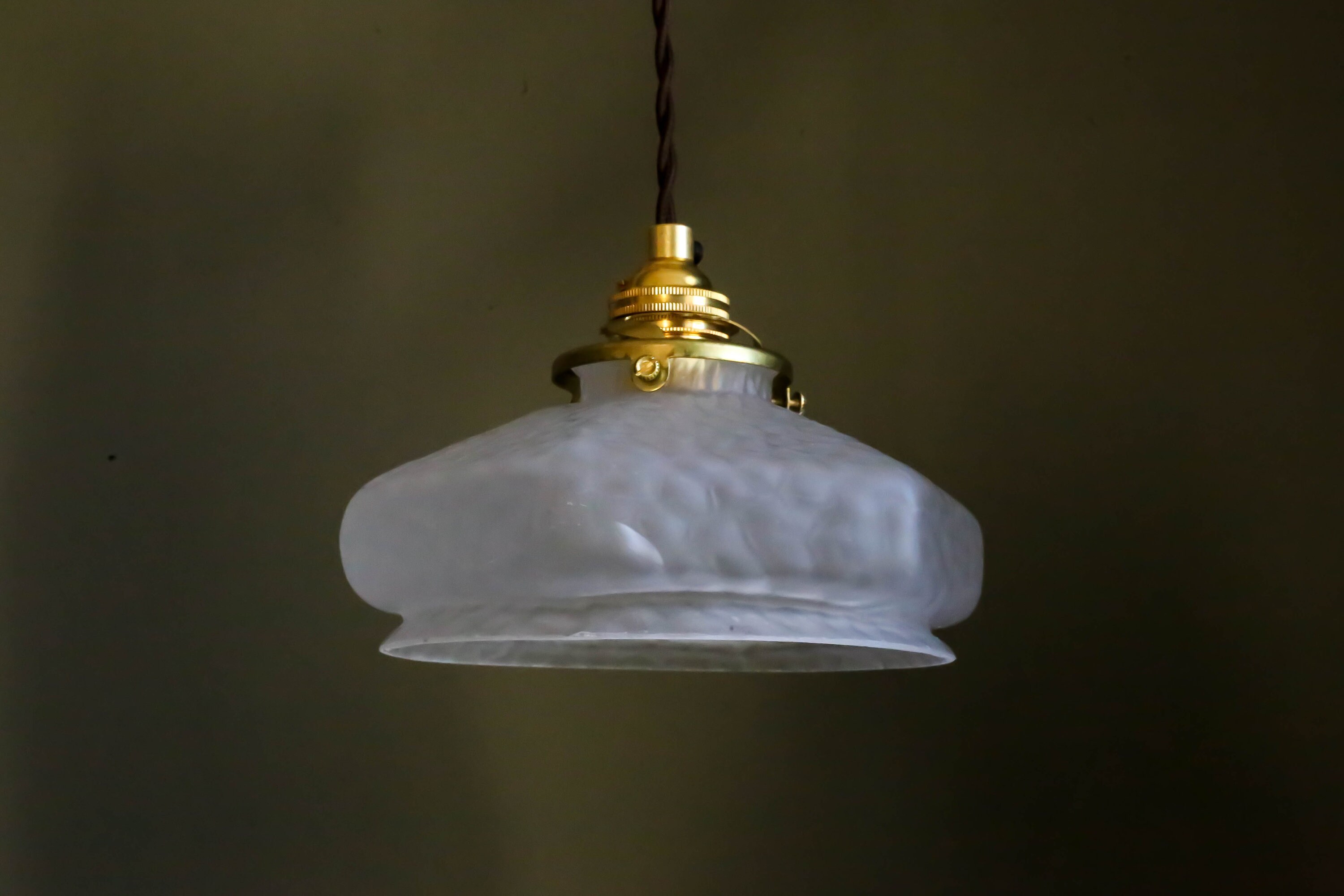 Antike französische Deckenleuchte aus transluziertem Glas | Etsy