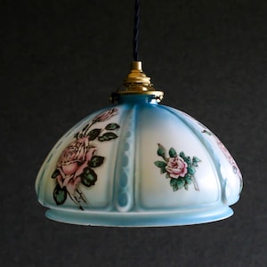 Antica plafoniera dipinta francese in vetro bianco e blu, lampada a sospensione francese - 1930 circa - raffigurante rose
