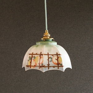 Antica plafoniera francese dipinta in vetro bianco e verde, lampada a sospensione francese - 1930 circa - raffigurante frutti