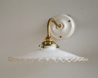 Antike französische Wandleuchte aus opalisierendem, weißem Glas, Wandlampe – neue Messingfassung, weiße Keramikrosette und -fassung