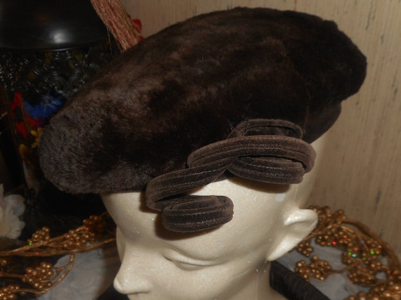 Avant Garde Brown Beret - Vintage Brown Plush Ladies Hat - Stylish Vintage