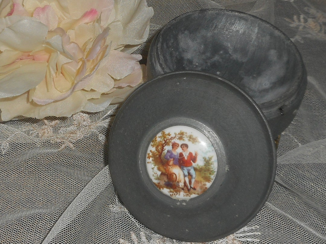 Vintage Musical Powder Box Courting Couple Make Me A Figgy Pudding Tune