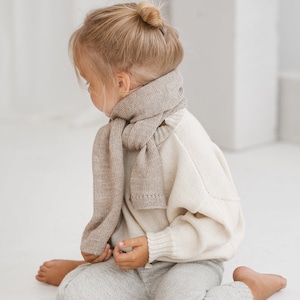 100%ベビーアルパカで編んだ子供用スカーフ。柔らかくて暖かい女の子用スカーフ。冬用男の子用スカーフ。幼児用ウールスカーフ。ユニセックス。クリスマスプレゼント。ニュートラルグレー。