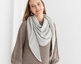 Triangle scarf women men unisex in 100% alpaca wool neck warmer baktus scarf headscarf in gray blue brown cream pink rose camel black white