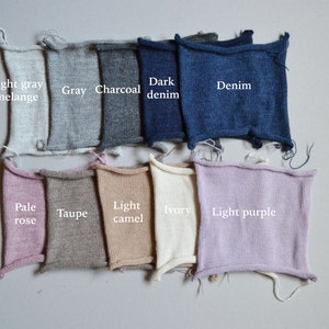 Puede incluir: Cartas de muestra que muestran diez colores diferentes de tejido de punto: gris claro jaspeado, gris, carb&oacute;n, denim oscuro, denim, rosa p&aacute;lido, topo, camel claro, marfil y morado claro.
