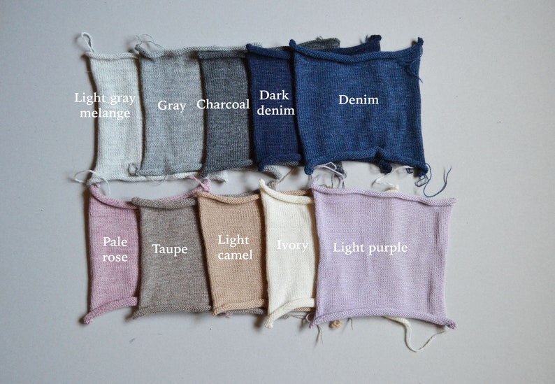 Puede incluir: Cartas de muestra que muestran diez colores diferentes de tejido de punto: gris claro jaspeado, gris, carb&oacute;n, denim oscuro, denim, rosa p&aacute;lido, topo, camel claro, marfil y morado claro.