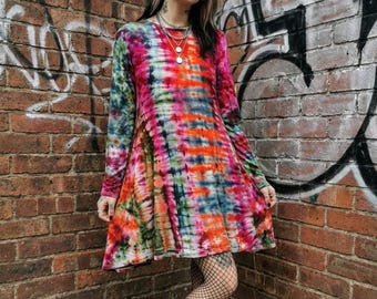 Vestido hippie tingido com gelo - Vestido evasê tie-dye - Look único para festivais - Tamanhos grandes
