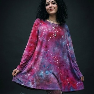 Vestido de vuelo con estampado tie-dye galáctico - Estilo celestial Whimsigoth - Ropa de tallas grandes