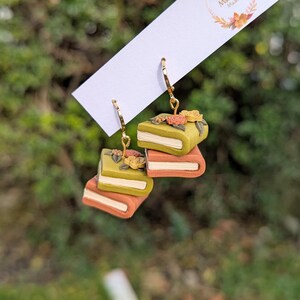 Pendientes de libro: Libros apilados con motivos florales de arcilla polimérica hechos a mano