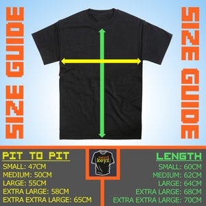 Pu&ograve; includere: Guida alle taglie per una t-shirt nera con una grafica a croce gialla e verde. La guida mostra le misure da ascella a ascella e la lunghezza in centimetri per le taglie small, medium, large, extra large e extra extra large.