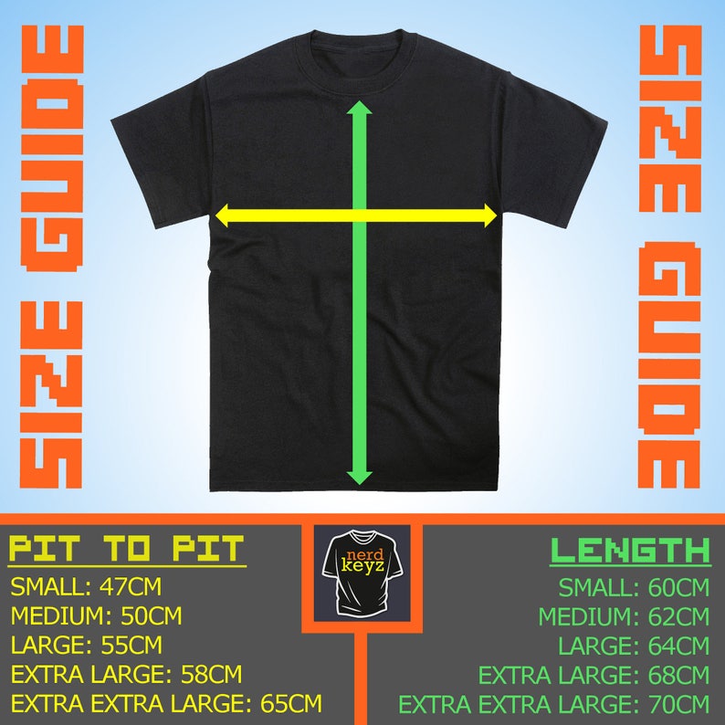 Pu&ograve; includere: Guida alle taglie per una t-shirt nera con una grafica a croce gialla e verde. La guida mostra le misure da ascella a ascella e la lunghezza in centimetri per le taglie small, medium, large, extra large e extra extra large.