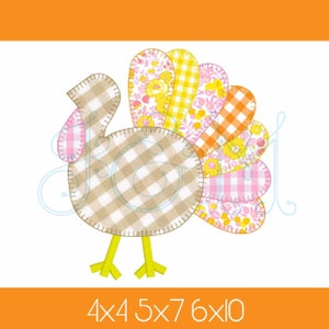 Puede incluir: Un diseño de pavo patchwork con un cuerpo a cuadros beige y blanco, una carúncula a cuadros rosa y blanco, y una cola colorida con estampados florales y a cuadros en amarillo, naranja y rosa. El pavo tiene patas amarillas y el texto "4x4 5x7 6x10" en naranja.