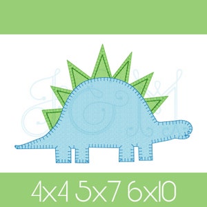 Può includere: Un'applique in feltro blu e verde di un dinosauro con la schiena spinosa. Il dinosauro è in piedi su uno sfondo bianco con il testo "4x4 5x7 6x10" sotto.
