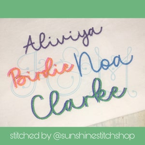 Peut inclure: Noms brodés "Aliviya", "Brinlie", "Noah" et "Clarke" en différentes couleurs sur un fond de tissu blanc. Le texte "stitched by @sunshinestitchshop" est en bas de l'image.