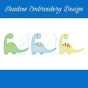 Op de afbeelding: Drie geborduurde dinosaurussen in groen, blauw en geel op een witte achtergrond. De dinosaurussen kijken naar rechts en hebben een eenvoudig ontwerp. De tekst "Shadow Embroidery Design" staat bovenaan de afbeelding.